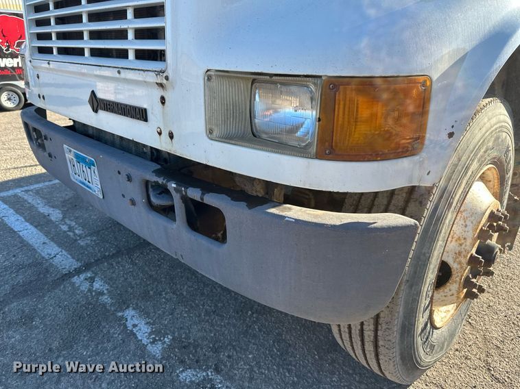 image for item DV0670 1998 International 4700 flatbed truck