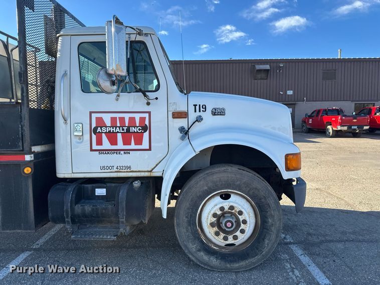 image for item DV0670 1998 International 4700 flatbed truck