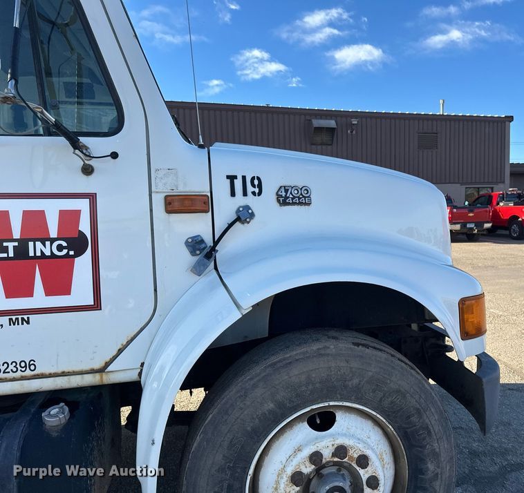 image for item DV0670 1998 International 4700 flatbed truck