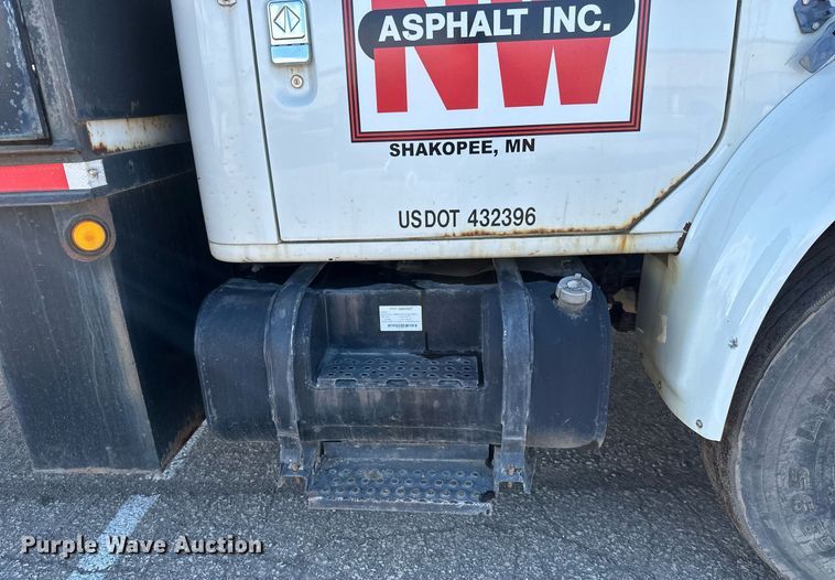 image for item DV0670 1998 International 4700 flatbed truck