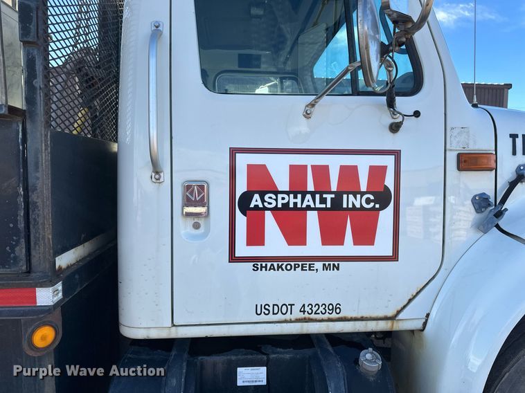 image for item DV0670 1998 International 4700 flatbed truck