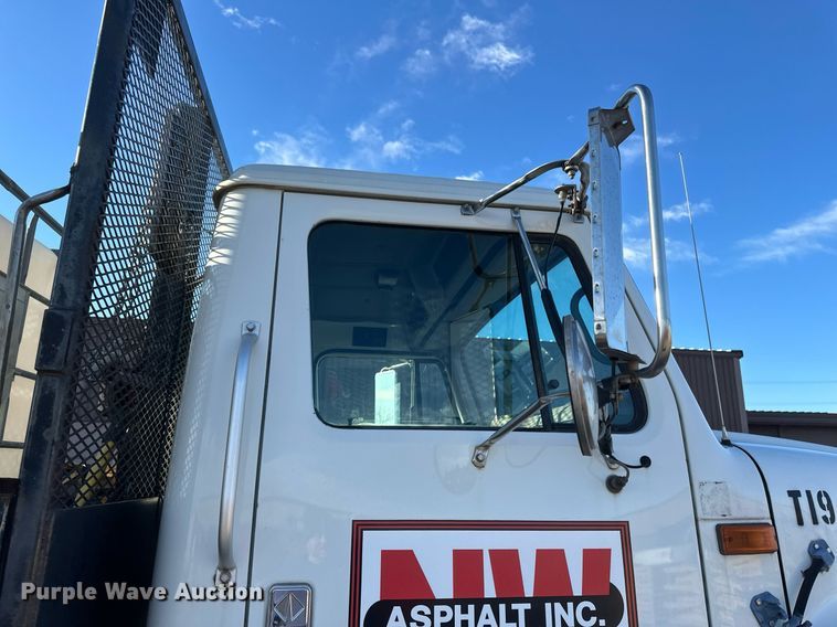 image for item DV0670 1998 International 4700 flatbed truck