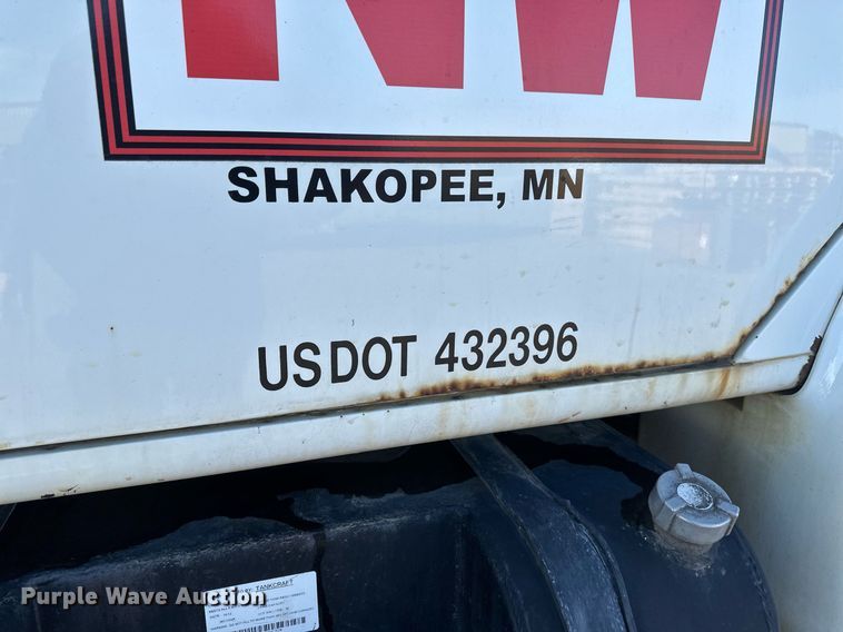 image for item DV0670 1998 International 4700 flatbed truck