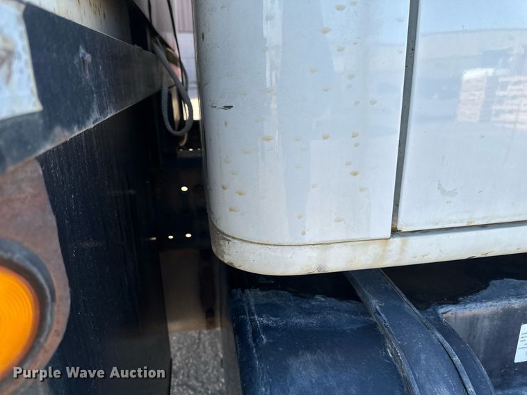 image for item DV0670 1998 International 4700 flatbed truck