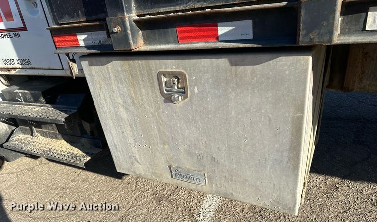 image for item DV0670 1998 International 4700 flatbed truck