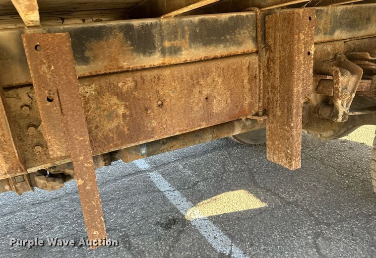 image for item DV0670 1998 International 4700 flatbed truck