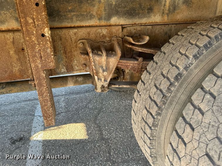 image for item DV0670 1998 International 4700 flatbed truck