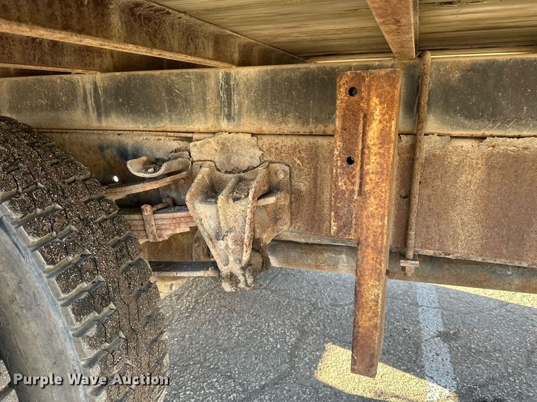 image for item DV0670 1998 International 4700 flatbed truck