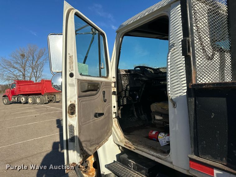 image for item DV0670 1998 International 4700 flatbed truck