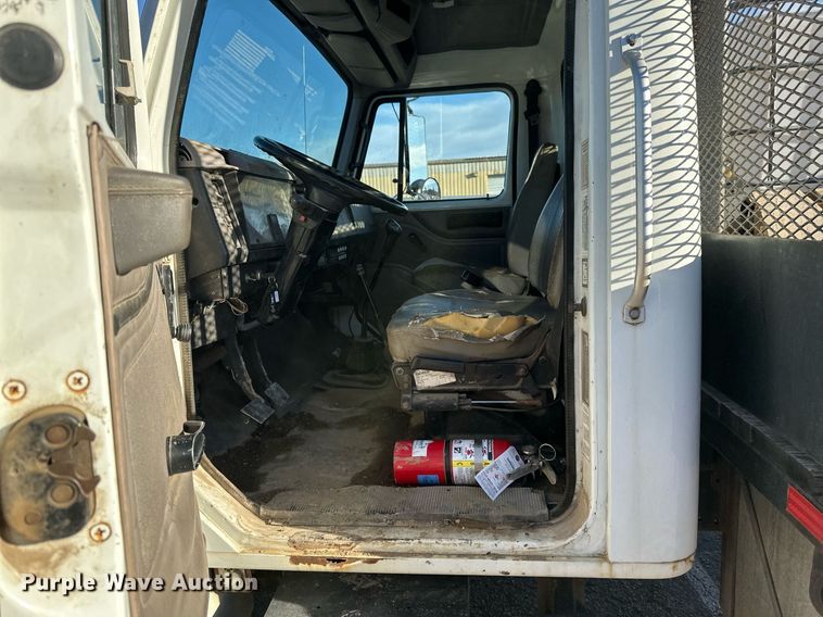 image for item DV0670 1998 International 4700 flatbed truck