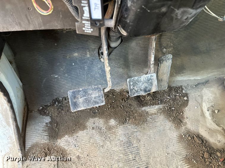 image for item DV0670 1998 International 4700 flatbed truck