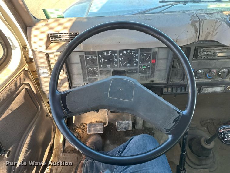 image for item DV0670 1998 International 4700 flatbed truck