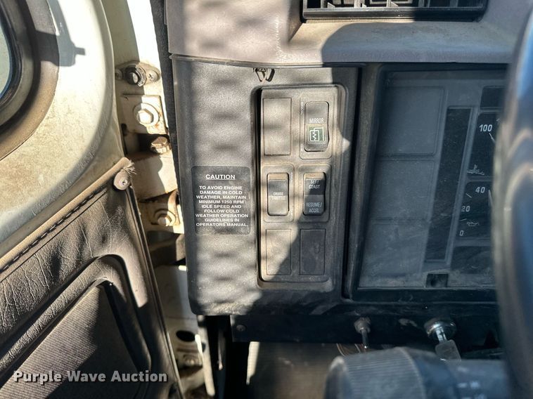 image for item DV0670 1998 International 4700 flatbed truck