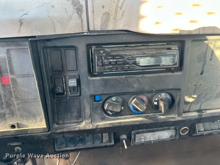 image for item DV0670 1998 International 4700 flatbed truck