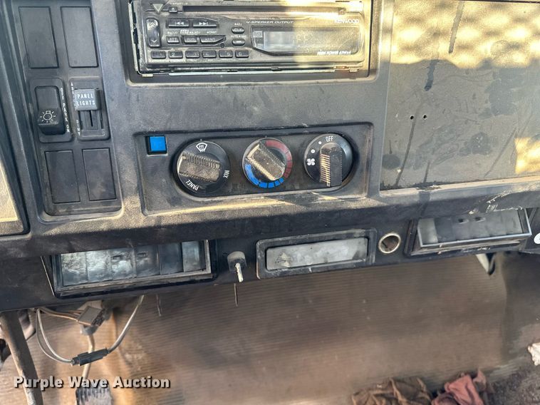 image for item DV0670 1998 International 4700 flatbed truck