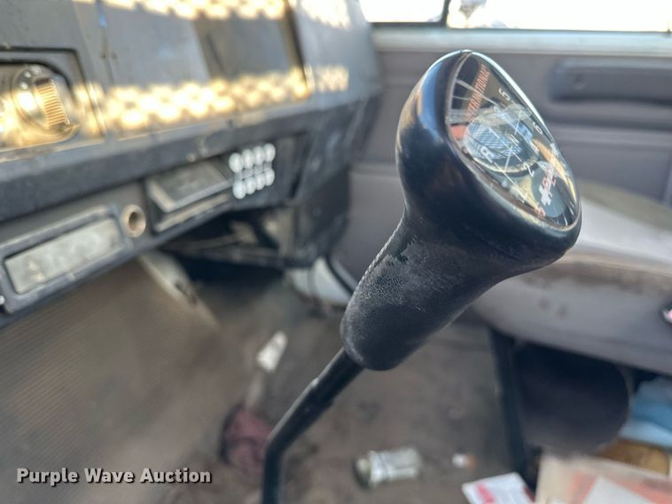 image for item DV0670 1998 International 4700 flatbed truck