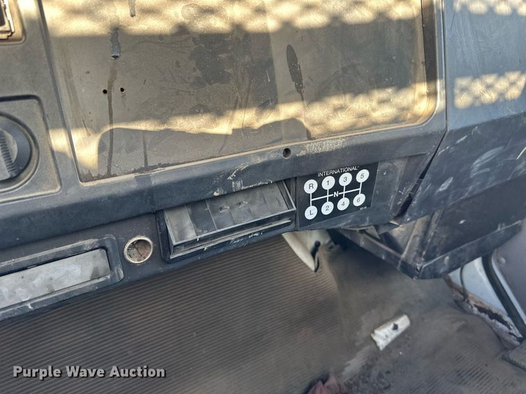 image for item DV0670 1998 International 4700 flatbed truck