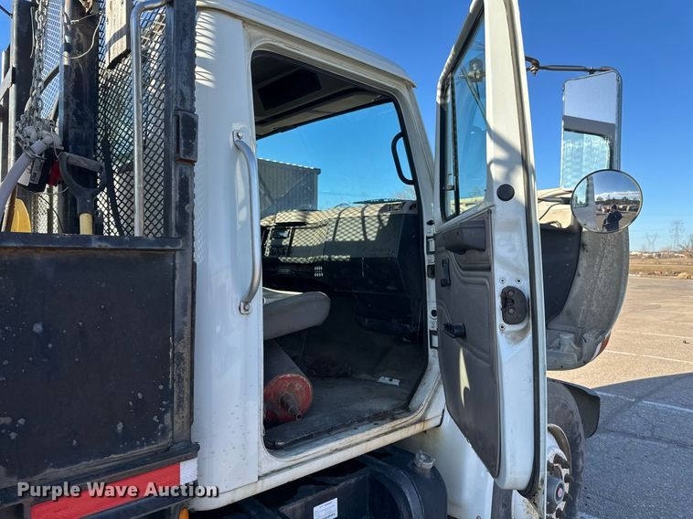 image for item DV0670 1998 International 4700 flatbed truck