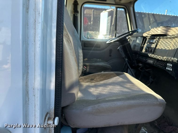 image for item DV0670 1998 International 4700 flatbed truck