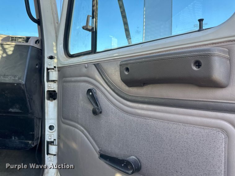 image for item DV0670 1998 International 4700 flatbed truck