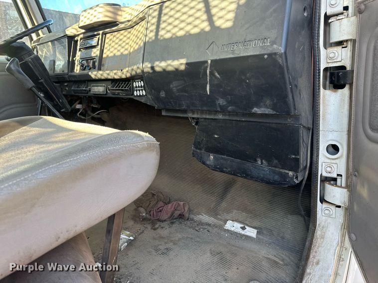 image for item DV0670 1998 International 4700 flatbed truck