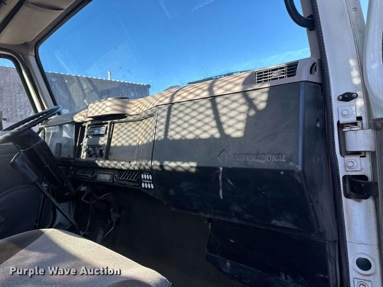 image for item DV0670 1998 International 4700 flatbed truck