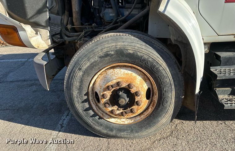 image for item DV0670 1998 International 4700 flatbed truck