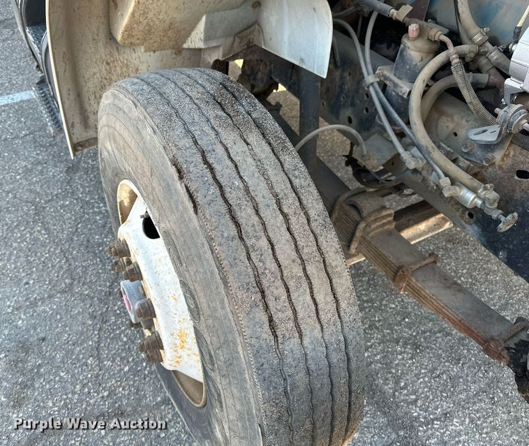 image for item DV0670 1998 International 4700 flatbed truck