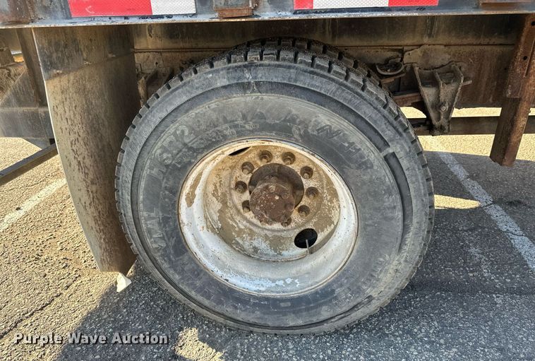 image for item DV0670 1998 International 4700 flatbed truck