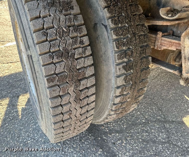 image for item DV0670 1998 International 4700 flatbed truck