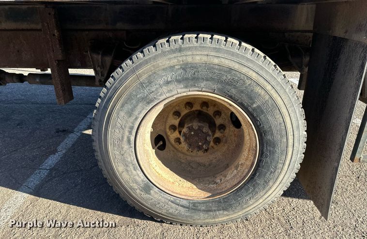 image for item DV0670 1998 International 4700 flatbed truck