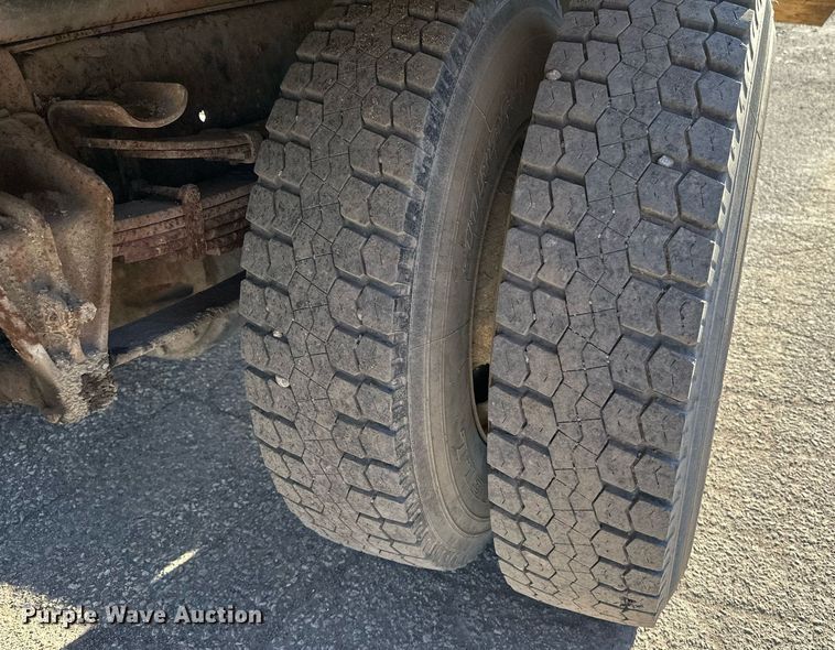 image for item DV0670 1998 International 4700 flatbed truck