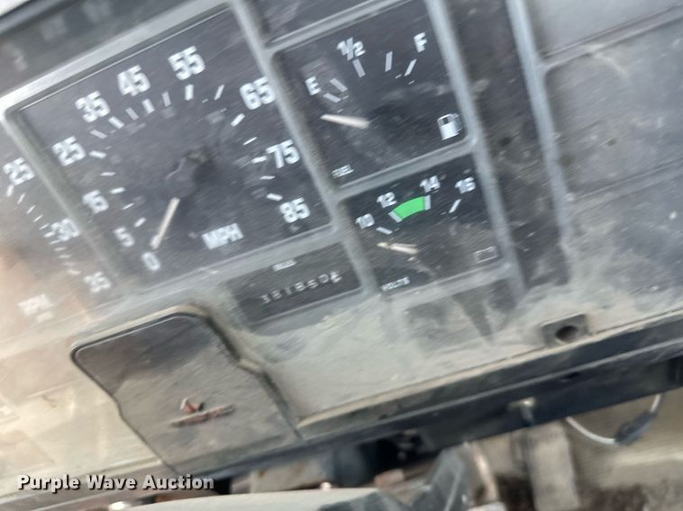 image for item DV0670 1998 International 4700 flatbed truck