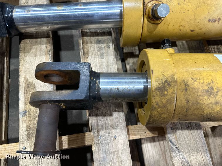 image for item DV0681 Caterpillar hydraulic cylinders