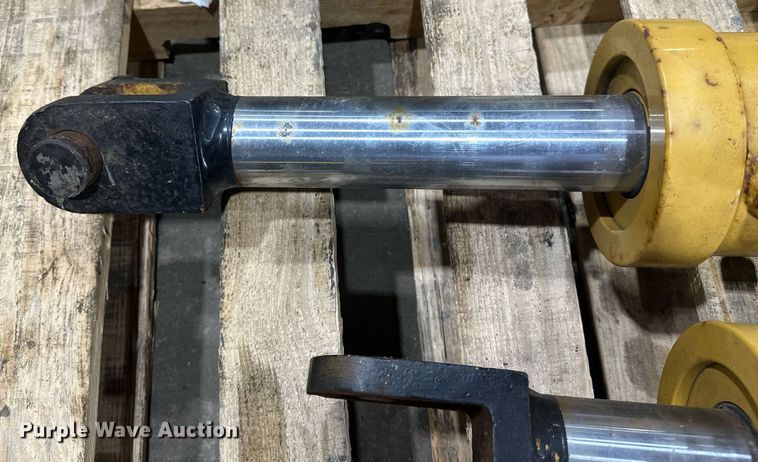 image for item DV0681 Caterpillar hydraulic cylinders
