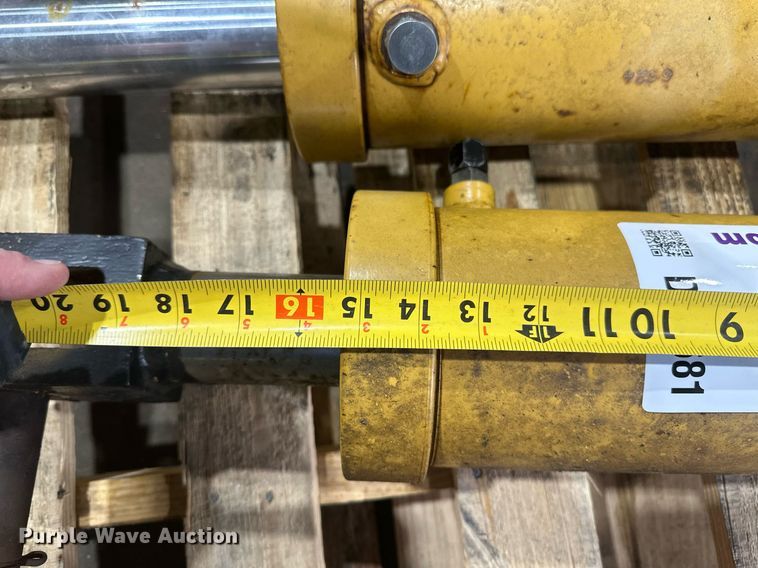 image for item DV0681 Caterpillar hydraulic cylinders