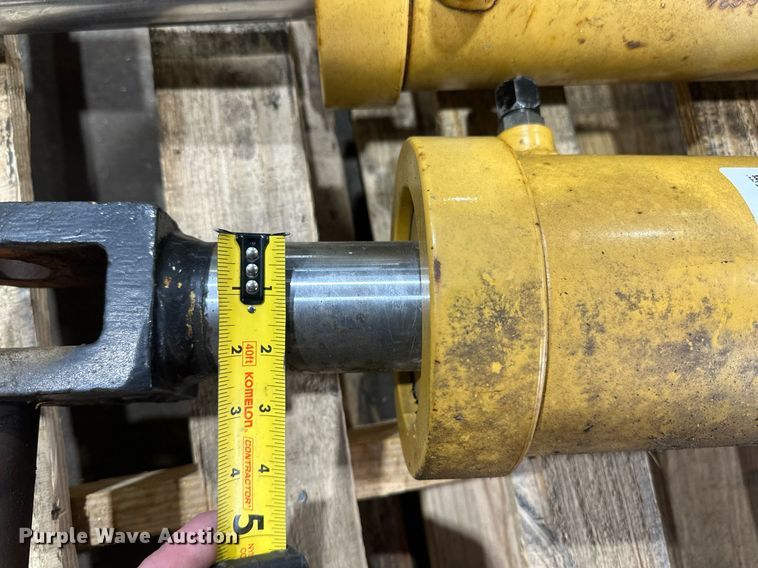 image for item DV0681 Caterpillar hydraulic cylinders