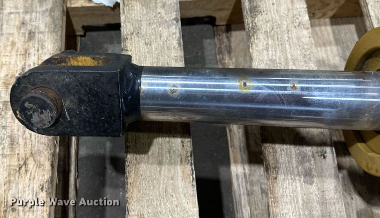 image for item DV0681 Caterpillar hydraulic cylinders