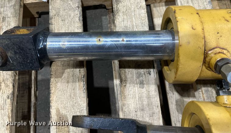 image for item DV0681 Caterpillar hydraulic cylinders