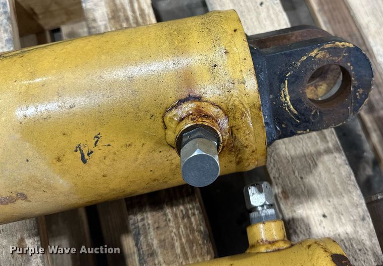 image for item DV0681 Caterpillar hydraulic cylinders