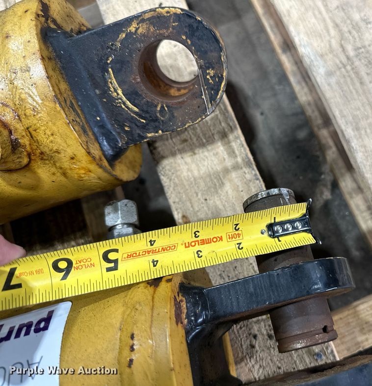 image for item DV0681 Caterpillar hydraulic cylinders