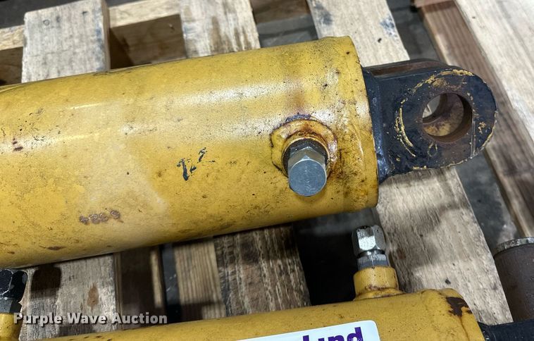 image for item DV0681 Caterpillar hydraulic cylinders