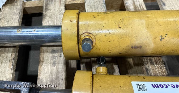 image for item DV0681 Caterpillar hydraulic cylinders