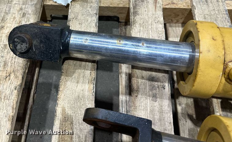image for item DV0681 Caterpillar hydraulic cylinders