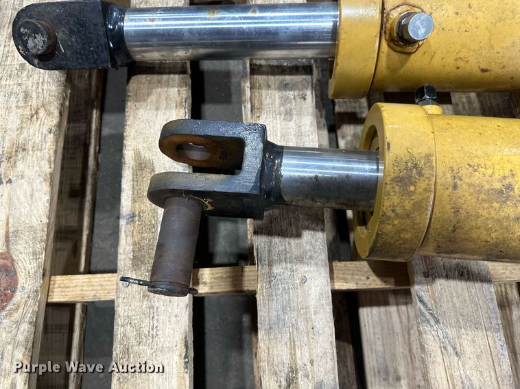 image for item DV0681 Caterpillar hydraulic cylinders