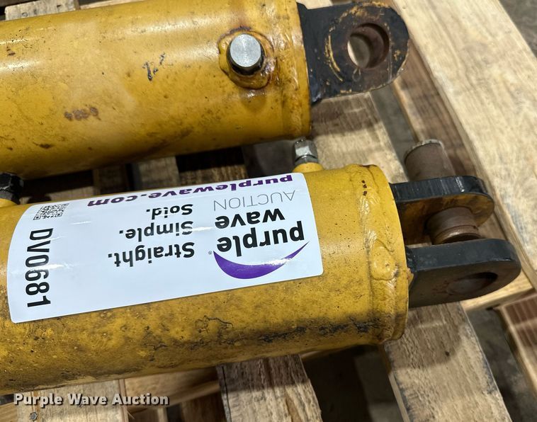 image for item DV0681 Caterpillar hydraulic cylinders