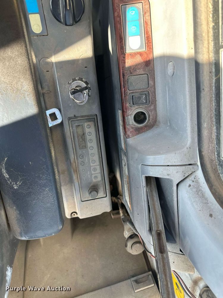 image for item DV0716 2000 Kobelco  SK210LC excavator