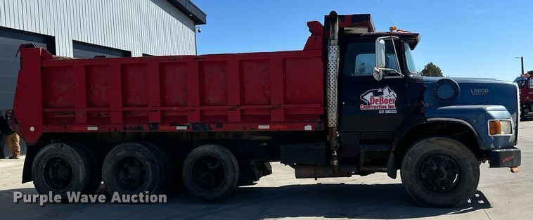 image for item DV0736 1991 Ford  L9000 dump truck