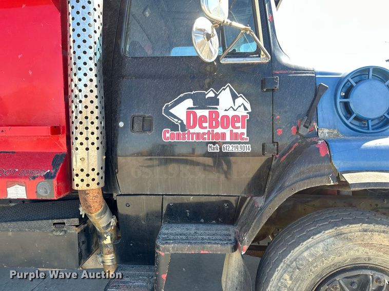 image for item DV0736 1991 Ford  L9000 dump truck