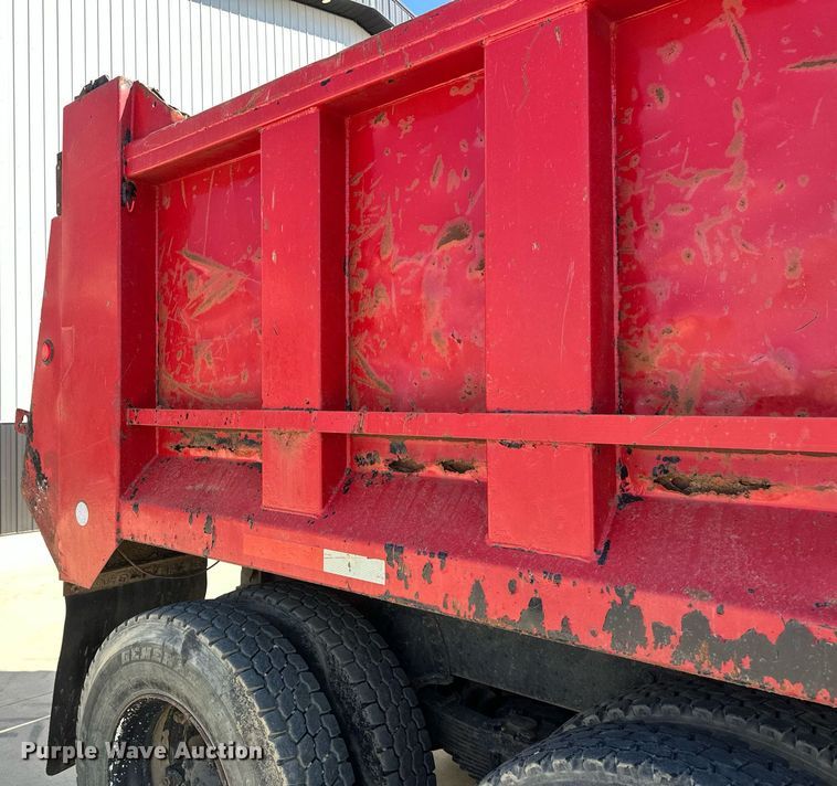 image for item DV0736 1991 Ford  L9000 dump truck